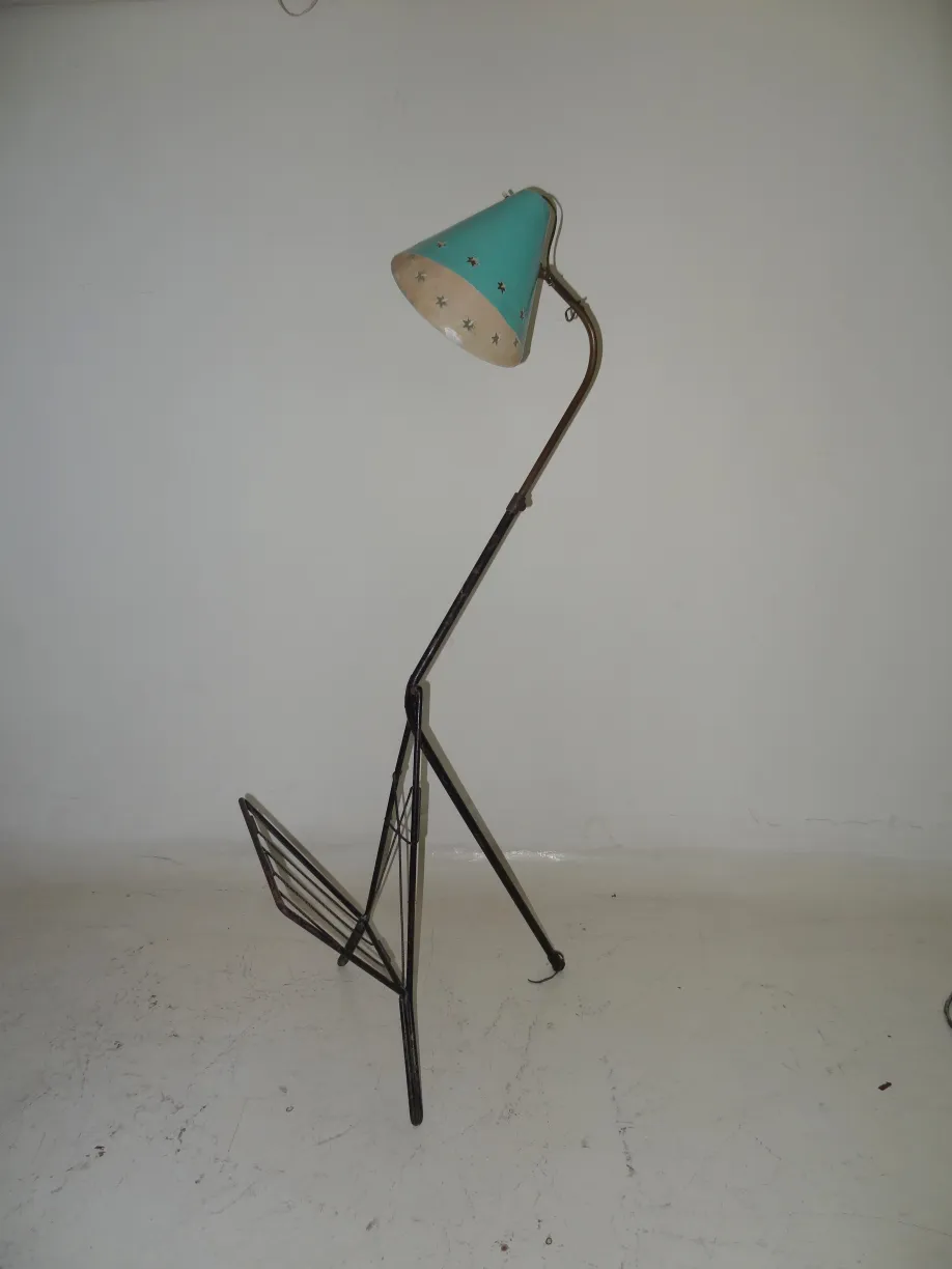 Luminária de pé antiga com aba azul em forma de cone e base de metal