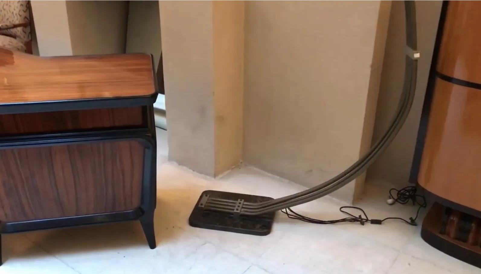 Lampada da terra antica con design elegante e cavo visibile alla base