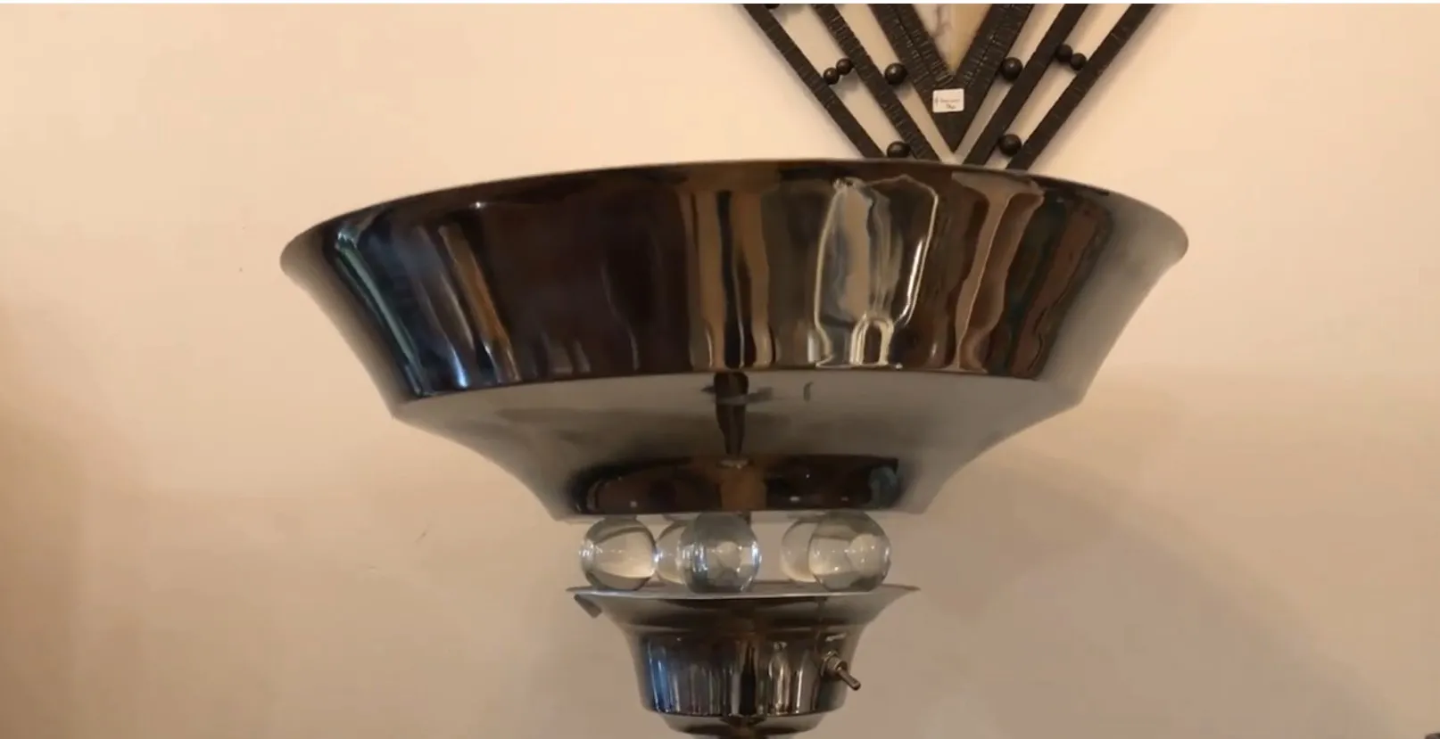 Luminária de pé antiga com design elegante e luz suave em um ambiente acolhedor.