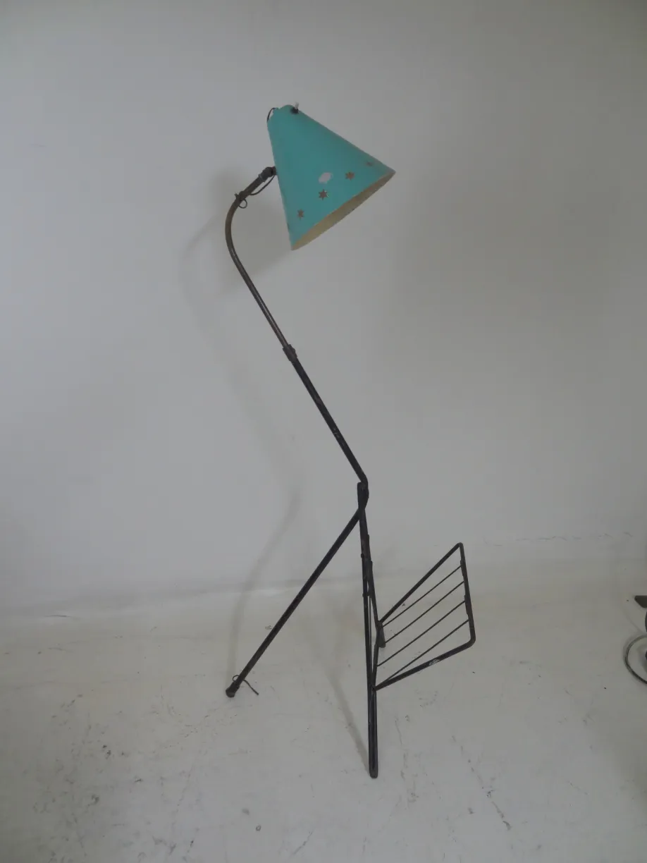 Lampada da terra antica con paralume blu decorato con stelle, elegante e funzionale.