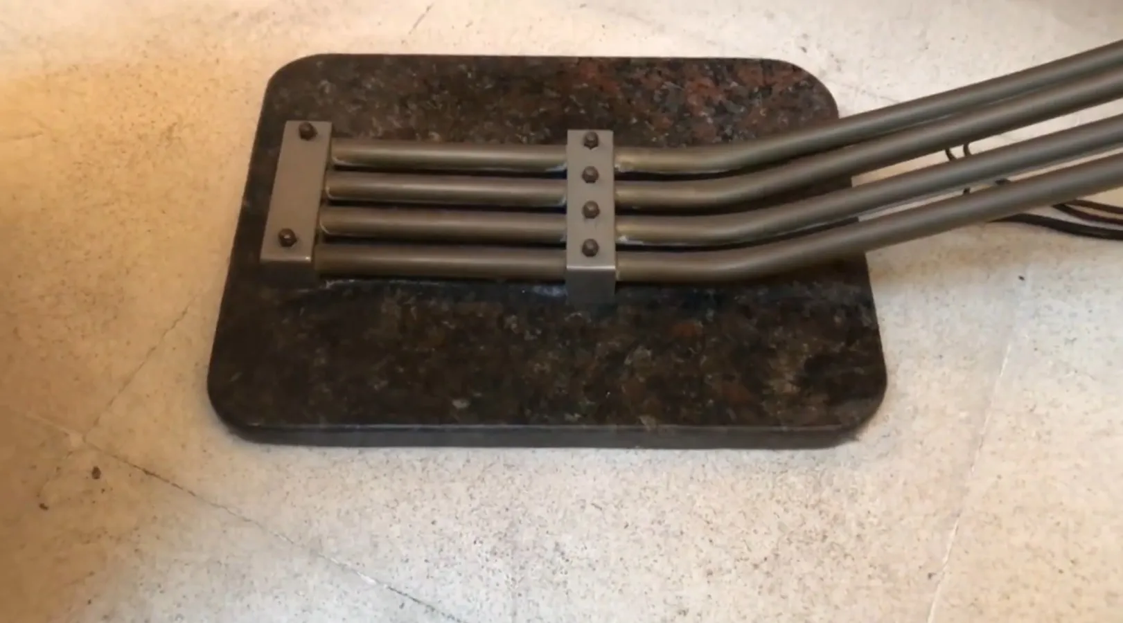 مصباح أرضي قديم مودولاري، تصميم أنيق، قاعدة متينة، بيئة زينة