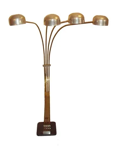 Lampada da terra antica con quattro luci in un ambiente accogliente.