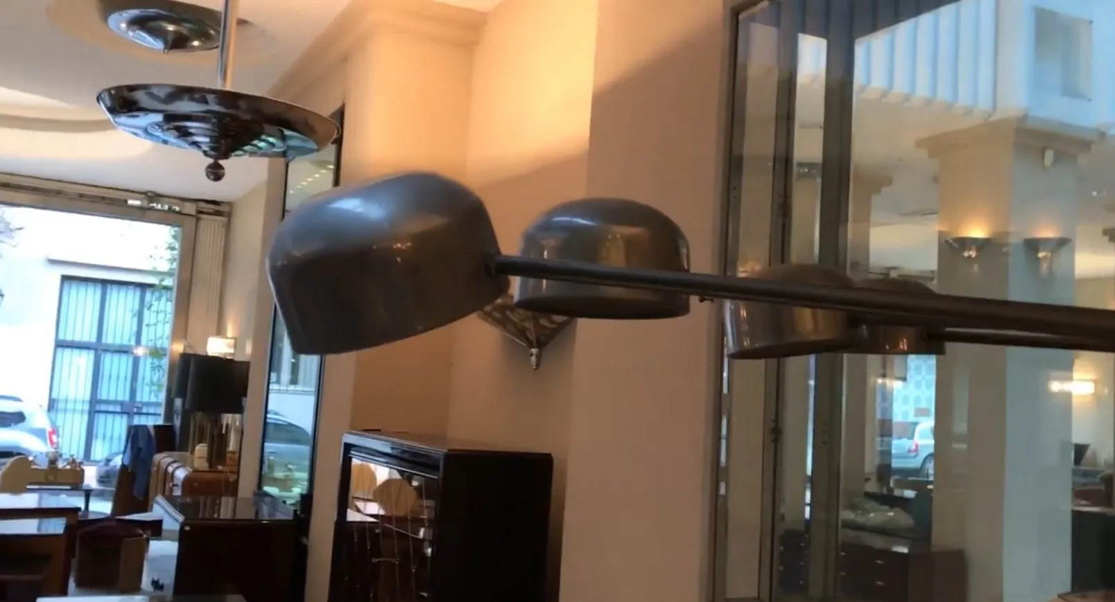 Антикварный торшер с элегантной отделкой, расположенный в уютной обстановке.