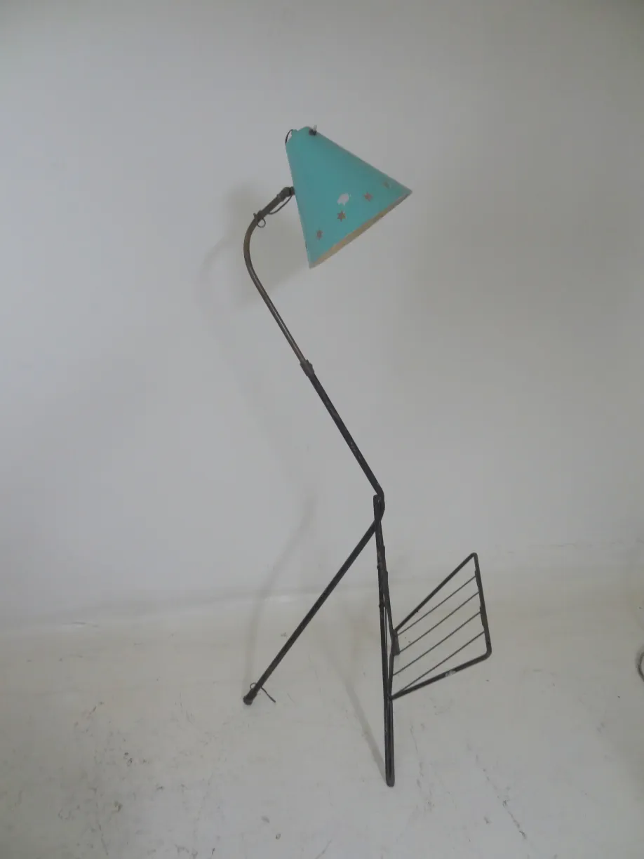 Lámpara de pie antigua con sombra de color azul y estructura en negro, ideal para ambientes retro.