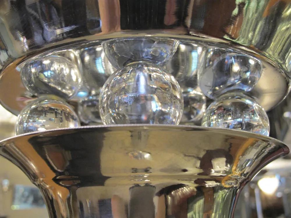 Lampada da terra antica con palle di vetro lucido in un ambiente elegante.