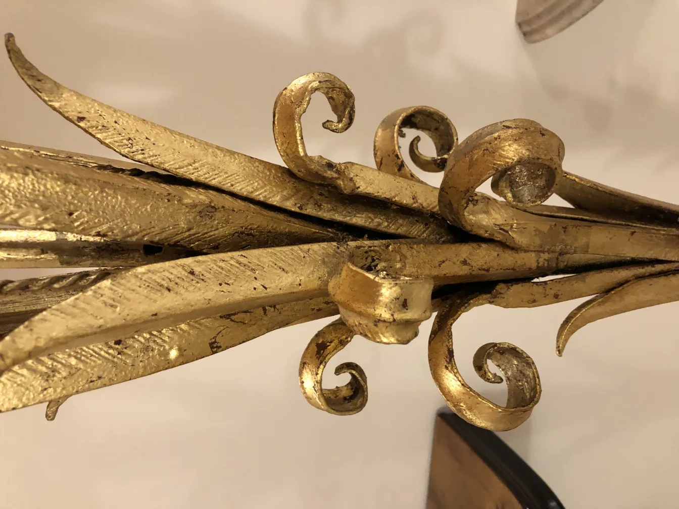 Lámpara de pie antigua con detalles dorados y diseño curvilíneo.