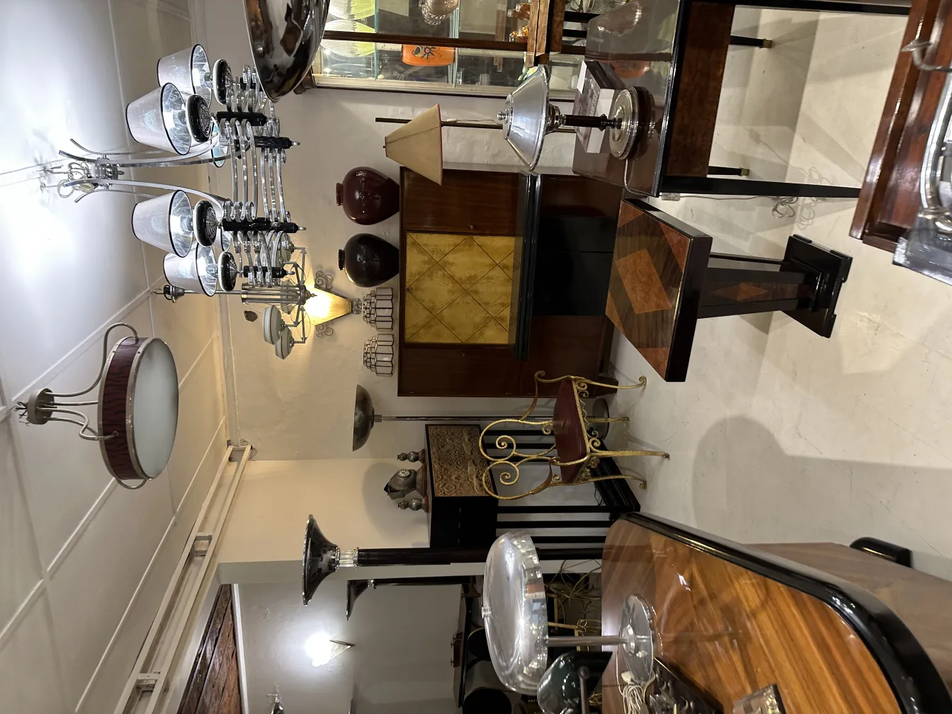 Lámpara de pie antigua con diseño clásico y ambiente elegante.