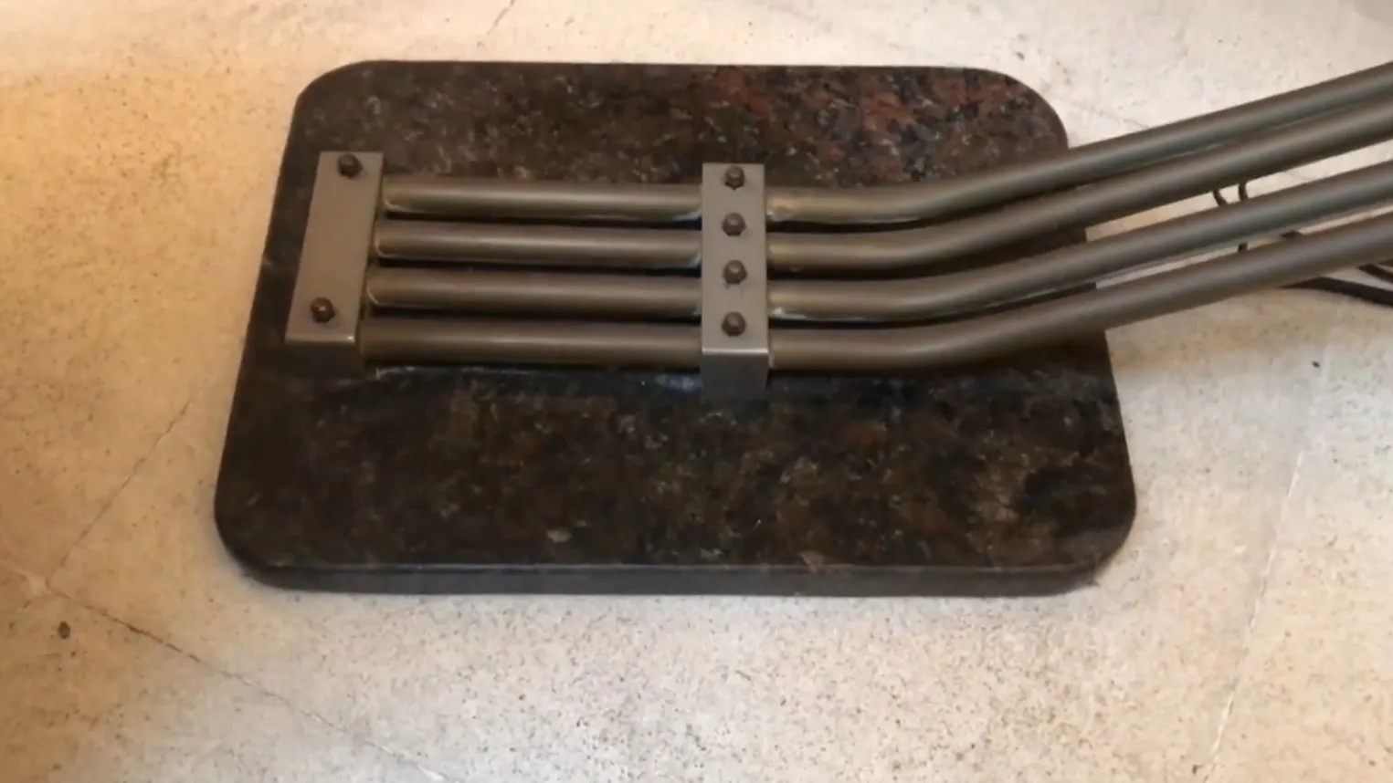 Alte Stehleuchte mit stabiler Basis, elegantes Design, gemütliche Atmosphäre.