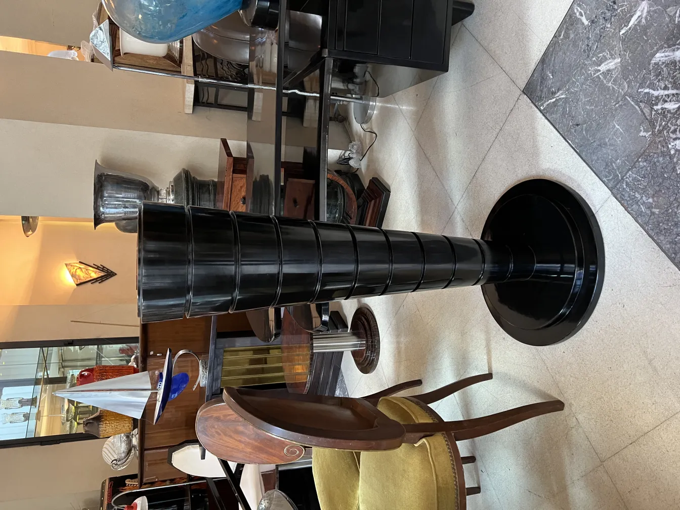 два старинных торшера в элегантной обстановке