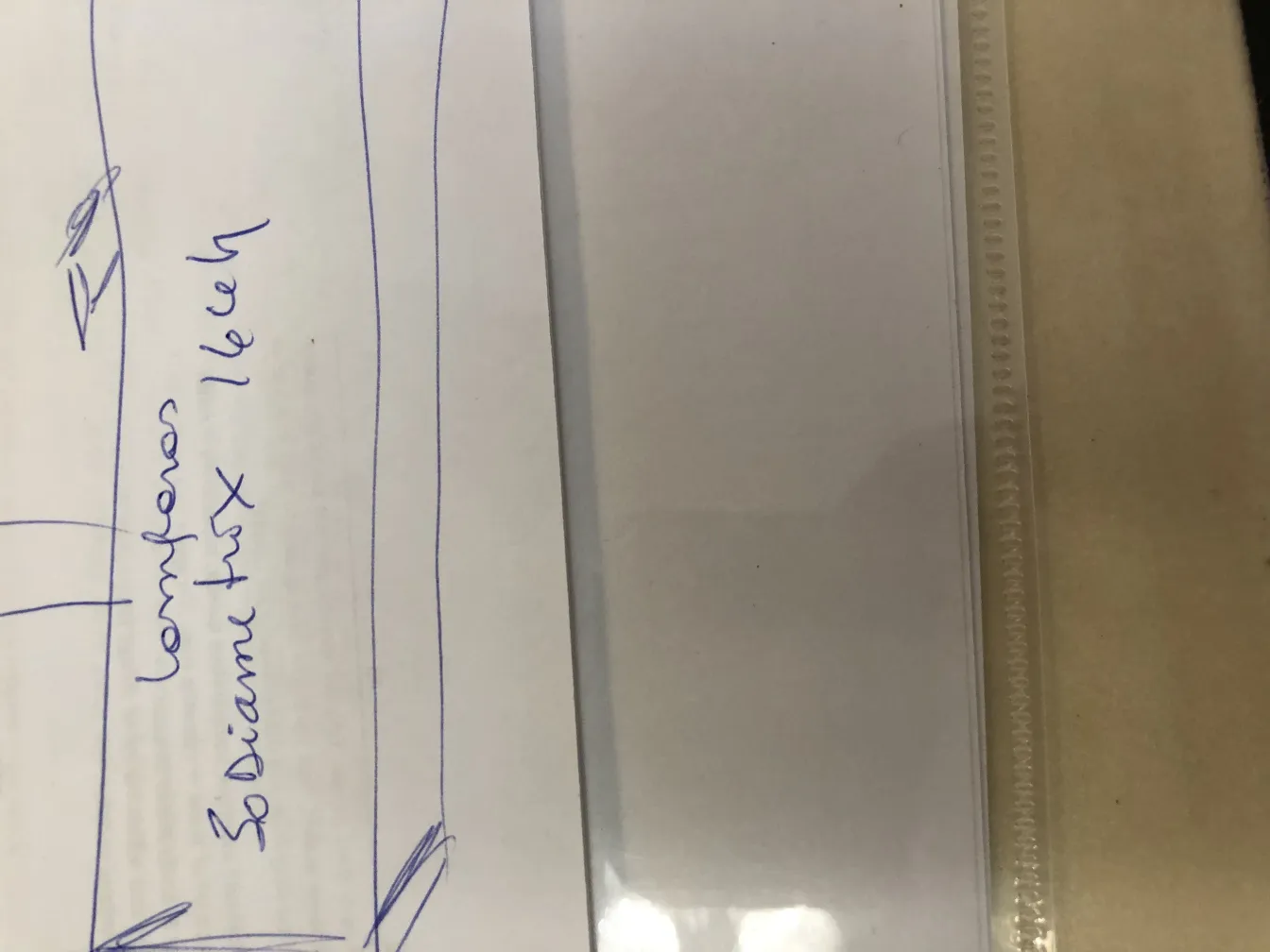 Zwei antike Stehleuchten in einem gemütlichen Umfeld