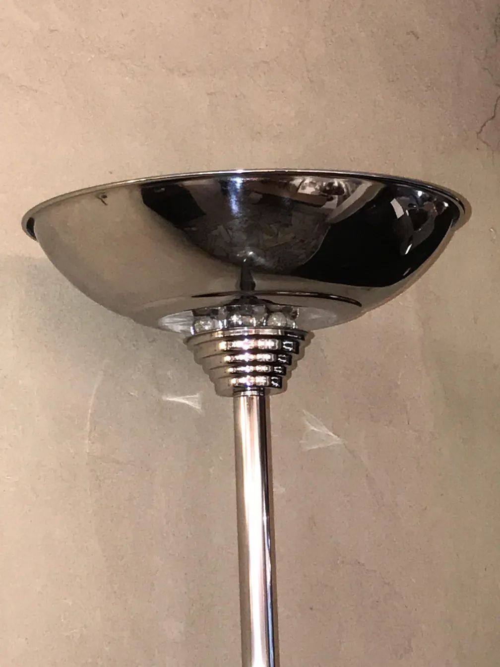 zwei antike Stehleuchten mit schlankem Metall-Design