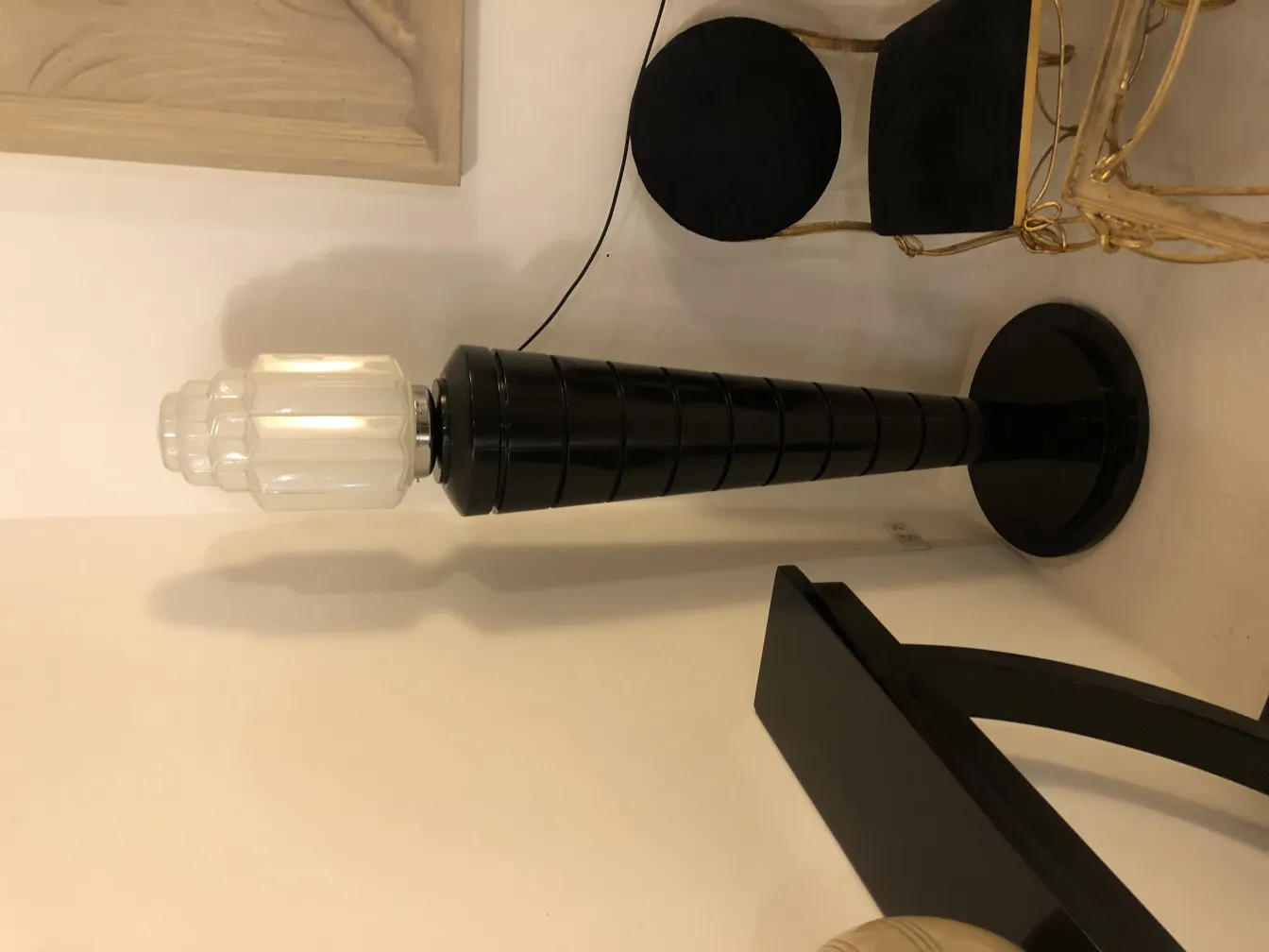 dos lámparas de pie antiguas con diseño elegante en un ambiente acogedor.