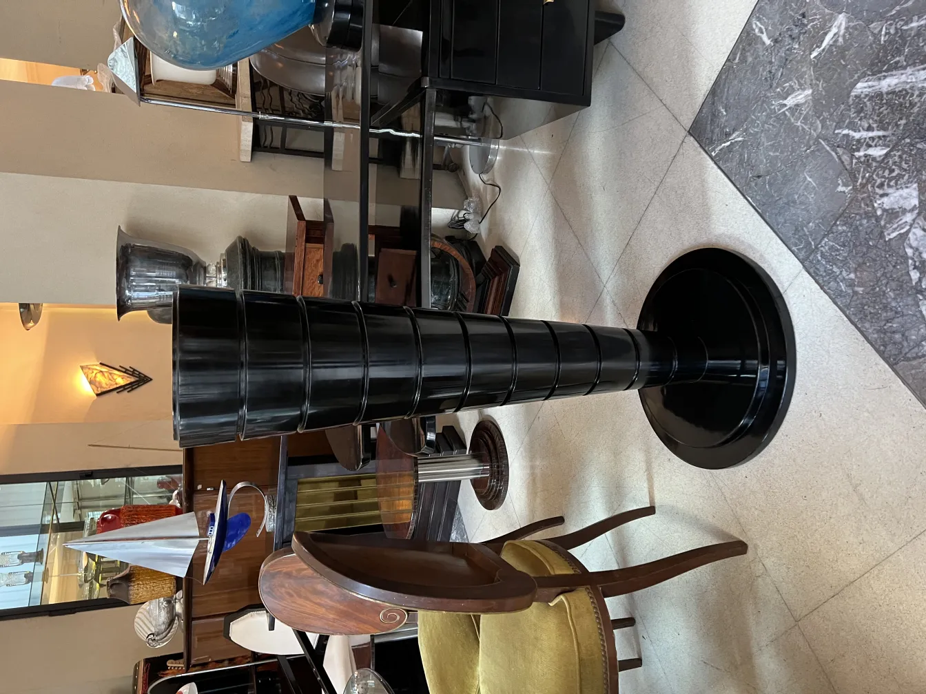 due lampade da terra antiche ed eleganti in un ambiente di antiquariato