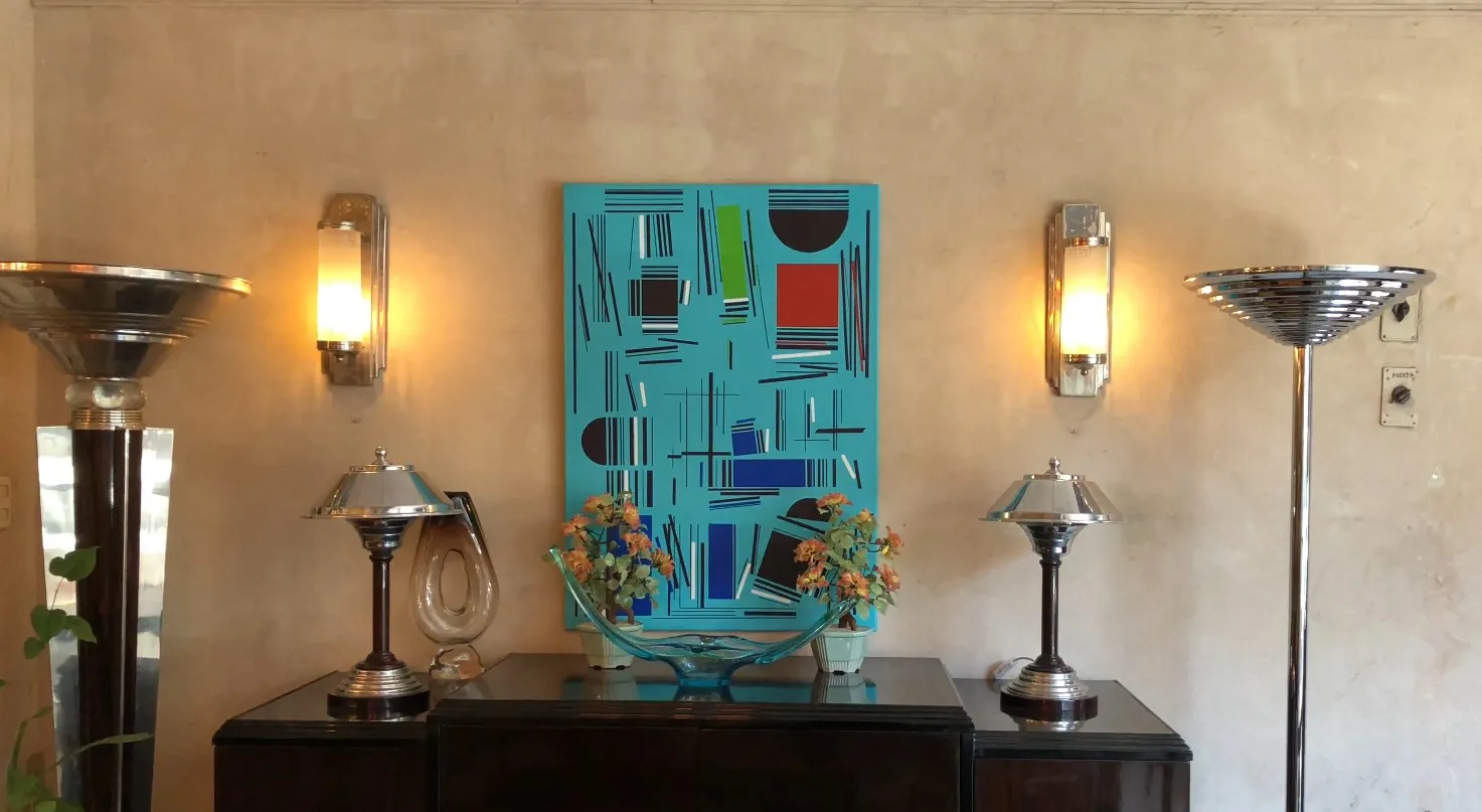 due lampade da terra antiche in un ambiente accogliente