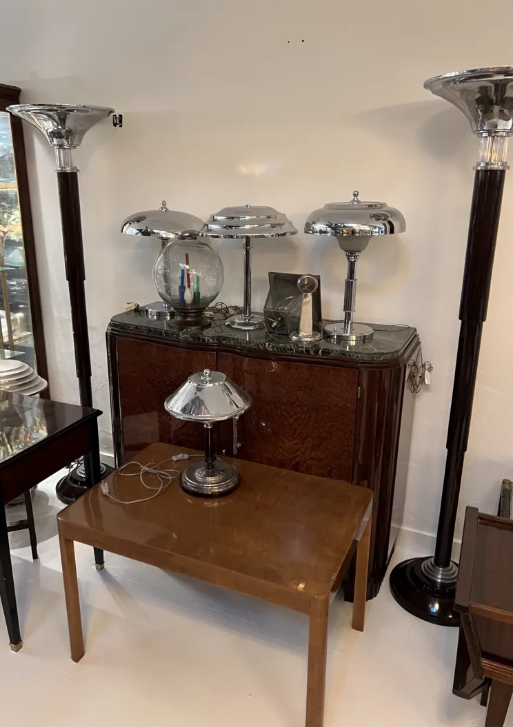 Lâmpadas de piso antigas com design elegante em um ambiente acolhedor