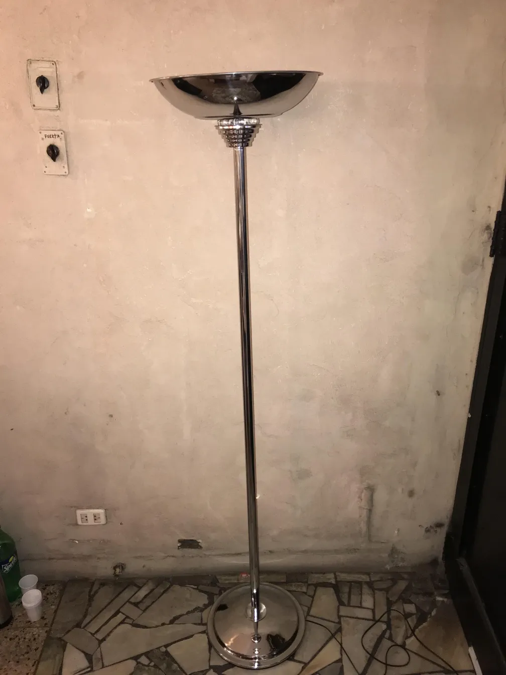 两盏古董落地灯在简单的环境中。