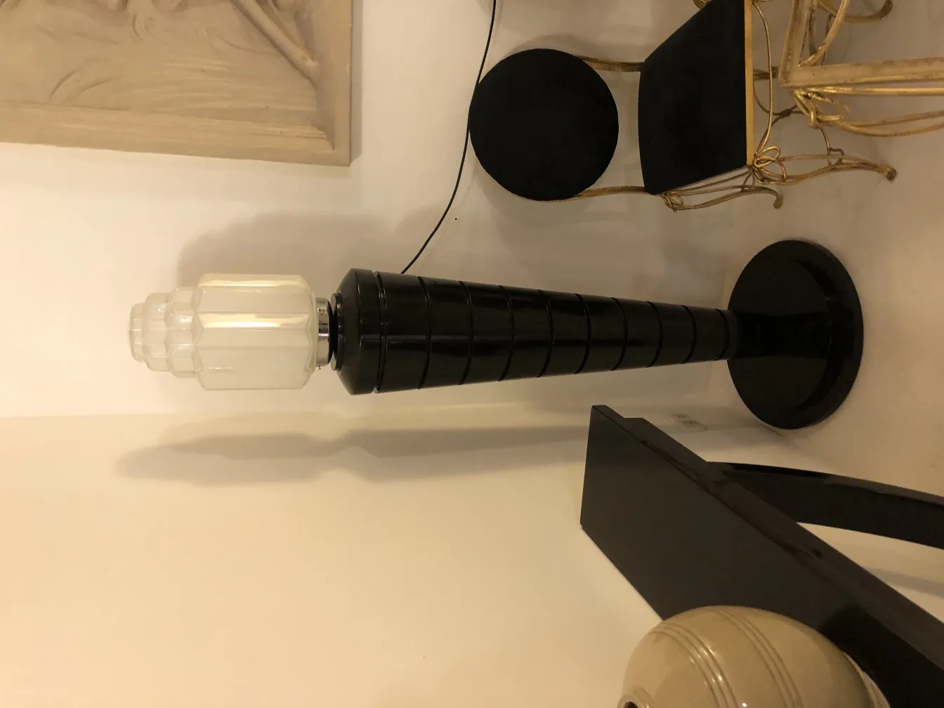 Dos lámparas de pie antiguas, una base negra elegante