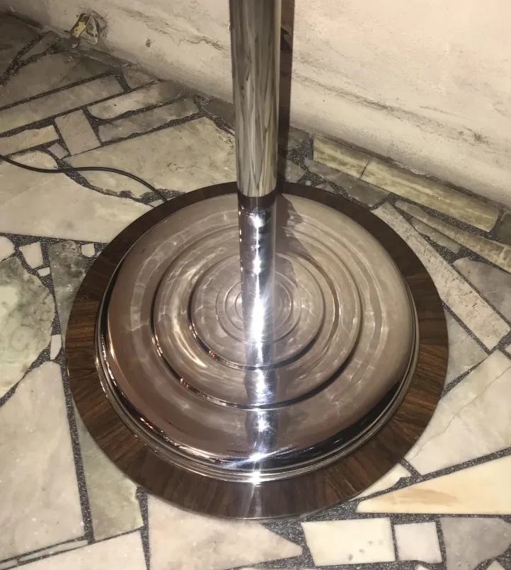 gros plan d'une base de lampadaire ancien dans un intérieur