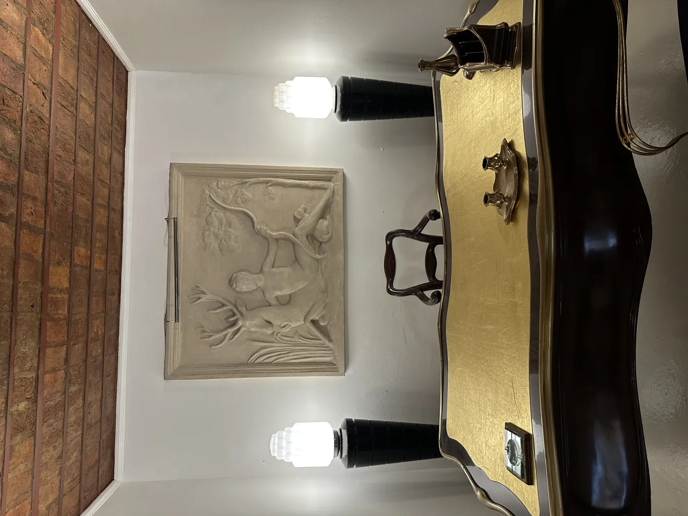 duas lâmpadas de piso antigas em um ambiente elegante, ao lado de uma mesa decorada