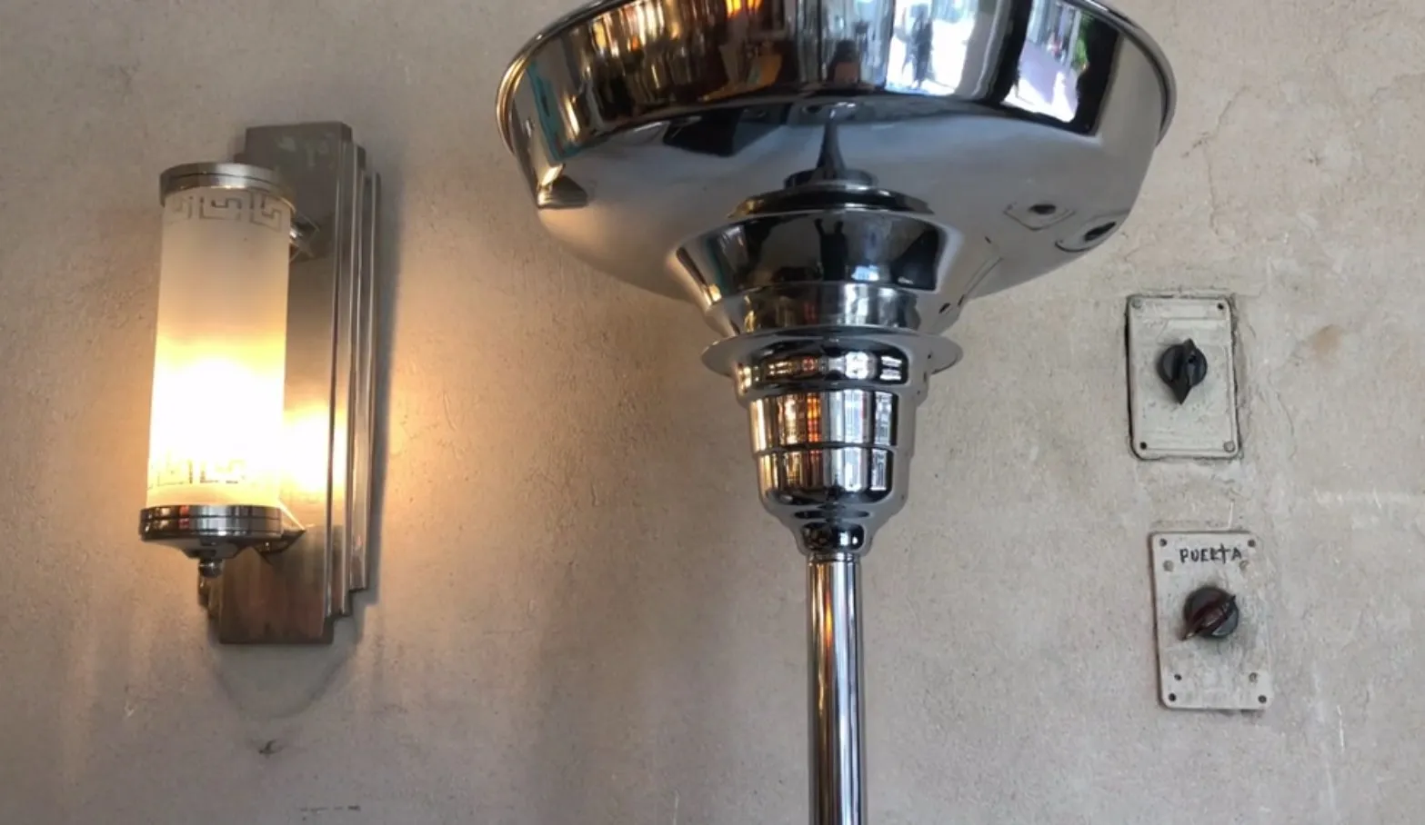 Set dua lampu lantai antik di lingkungan bergaya.