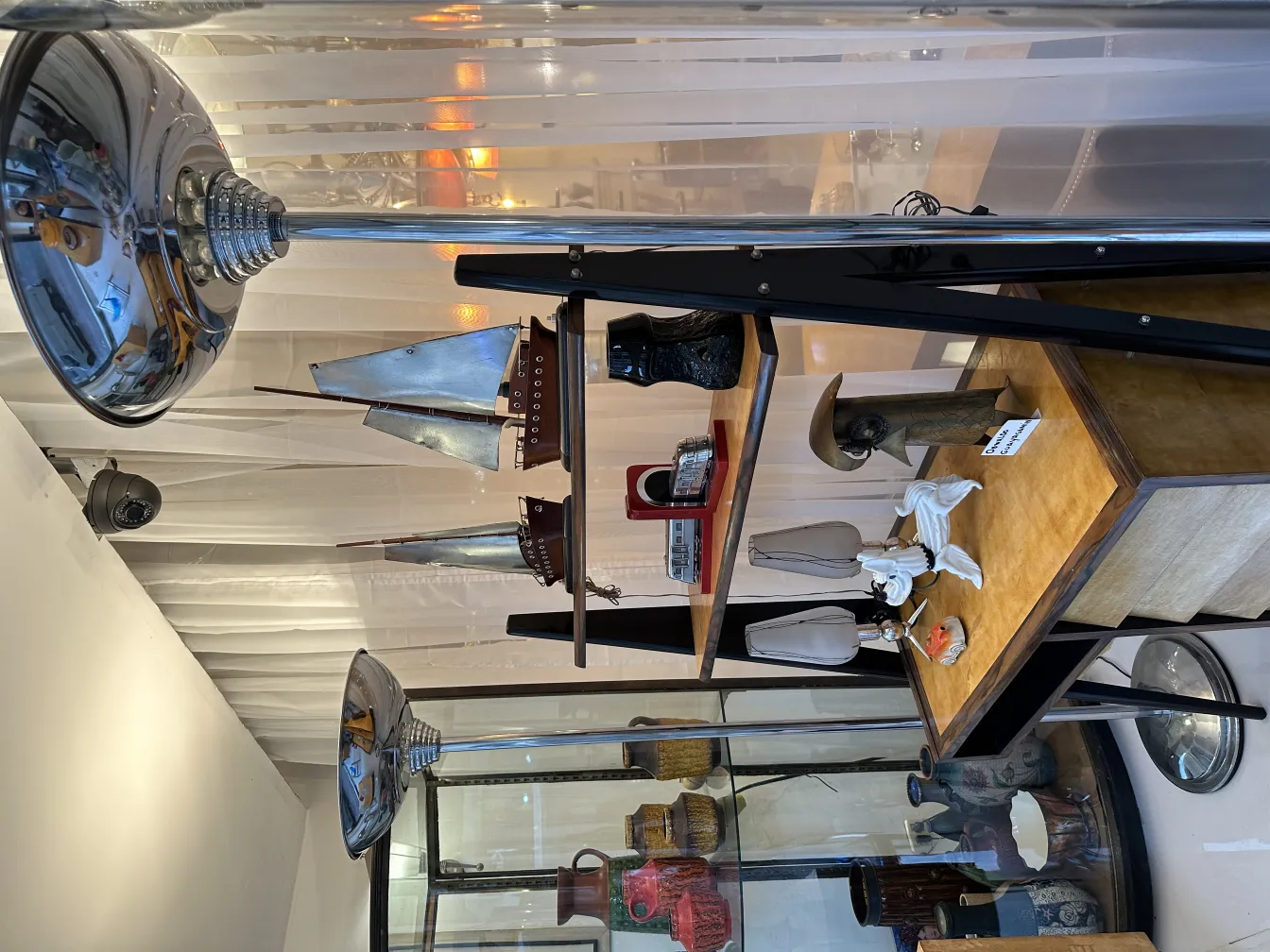 Deux lampadaires anciens apportant une lumière chaleureuse dans un cadre élégant.