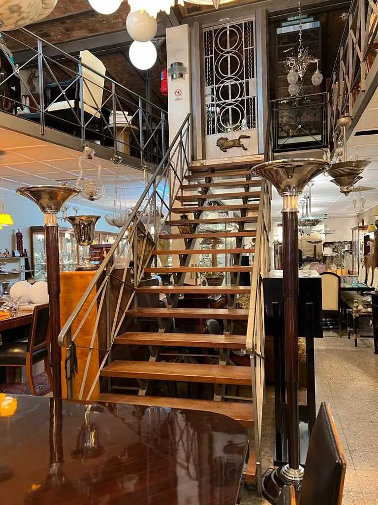 两盏古老的落地灯在优雅的房间里