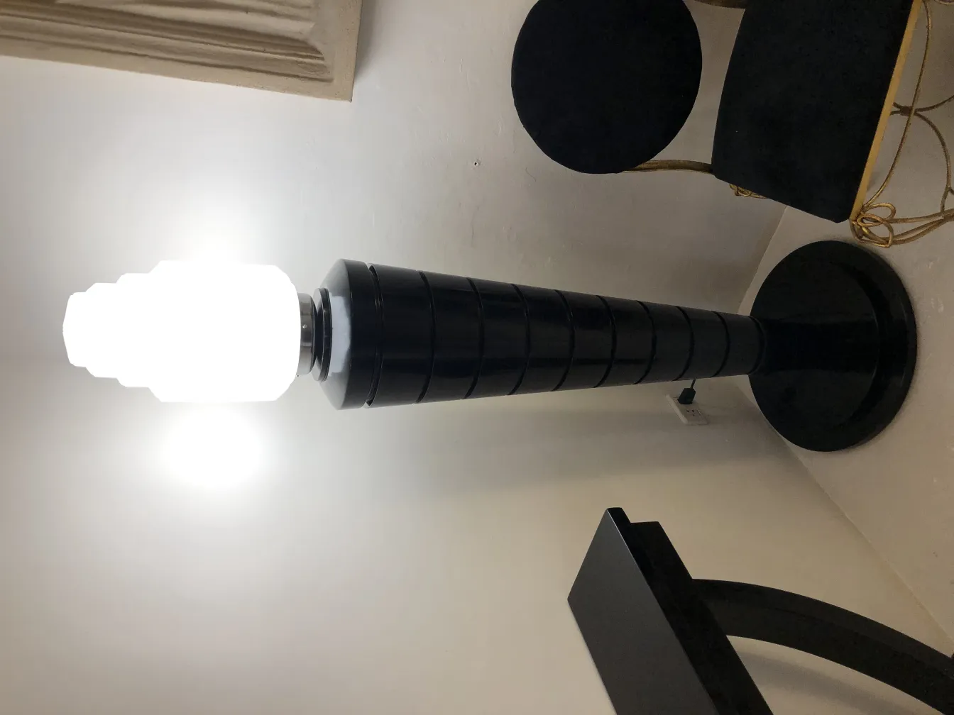 duas lâmpadas de piso antigas com luz brilhante em um ambiente aconchegante