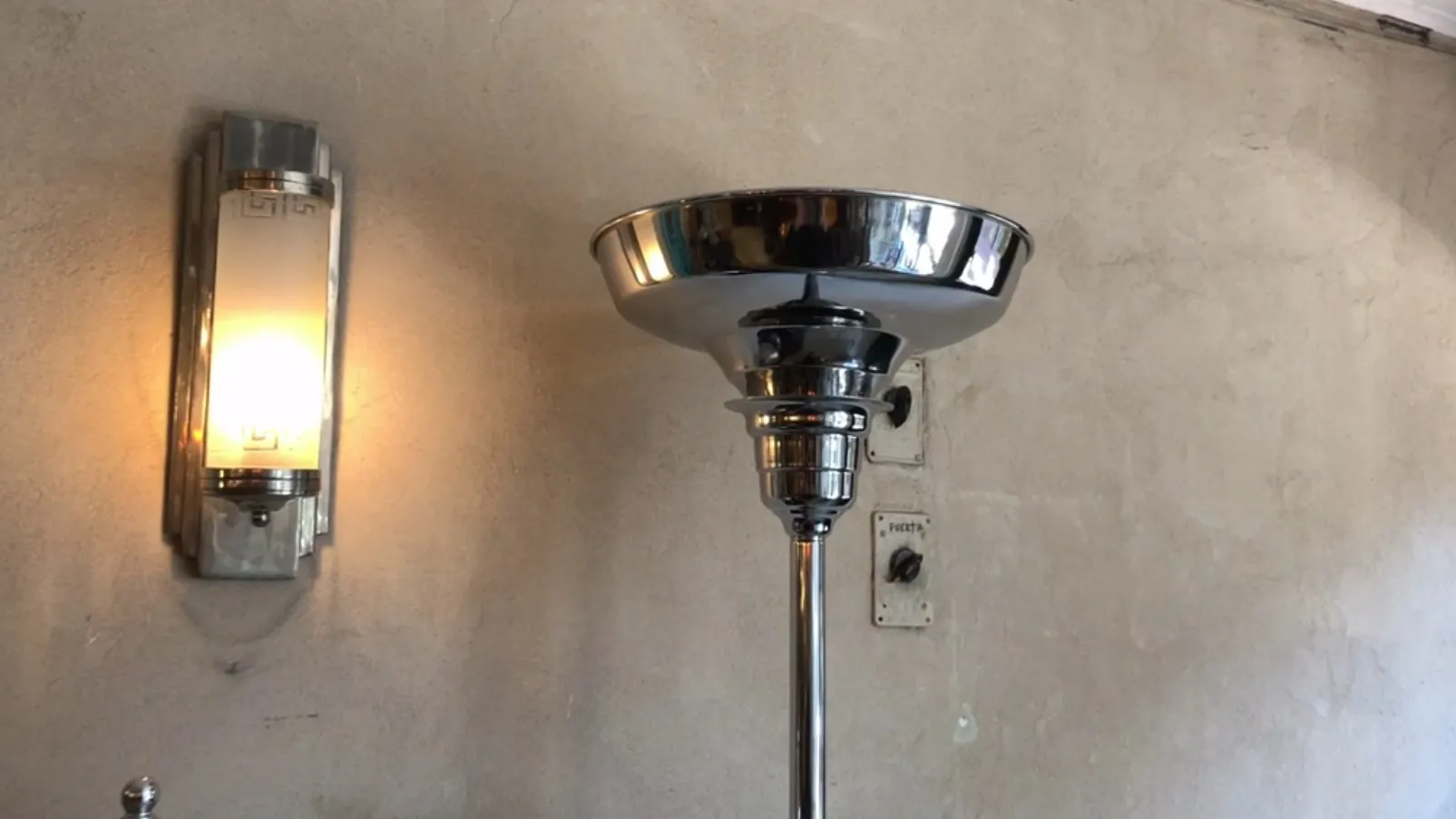 2 lampade da terra antiche con design classico, atmosfera calda.