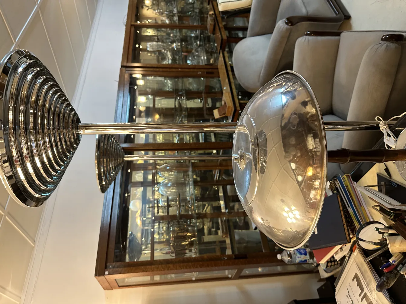 Conjunto de 2 lámparas de pie antiguas en elegante ambiente