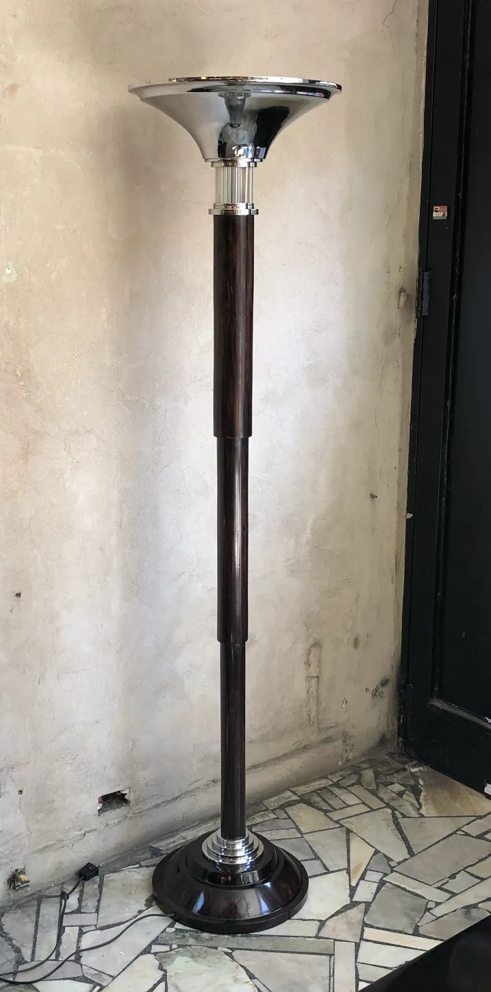 Dos lámparas de pie antiguas de diseño elegante en un espacio acogedor.