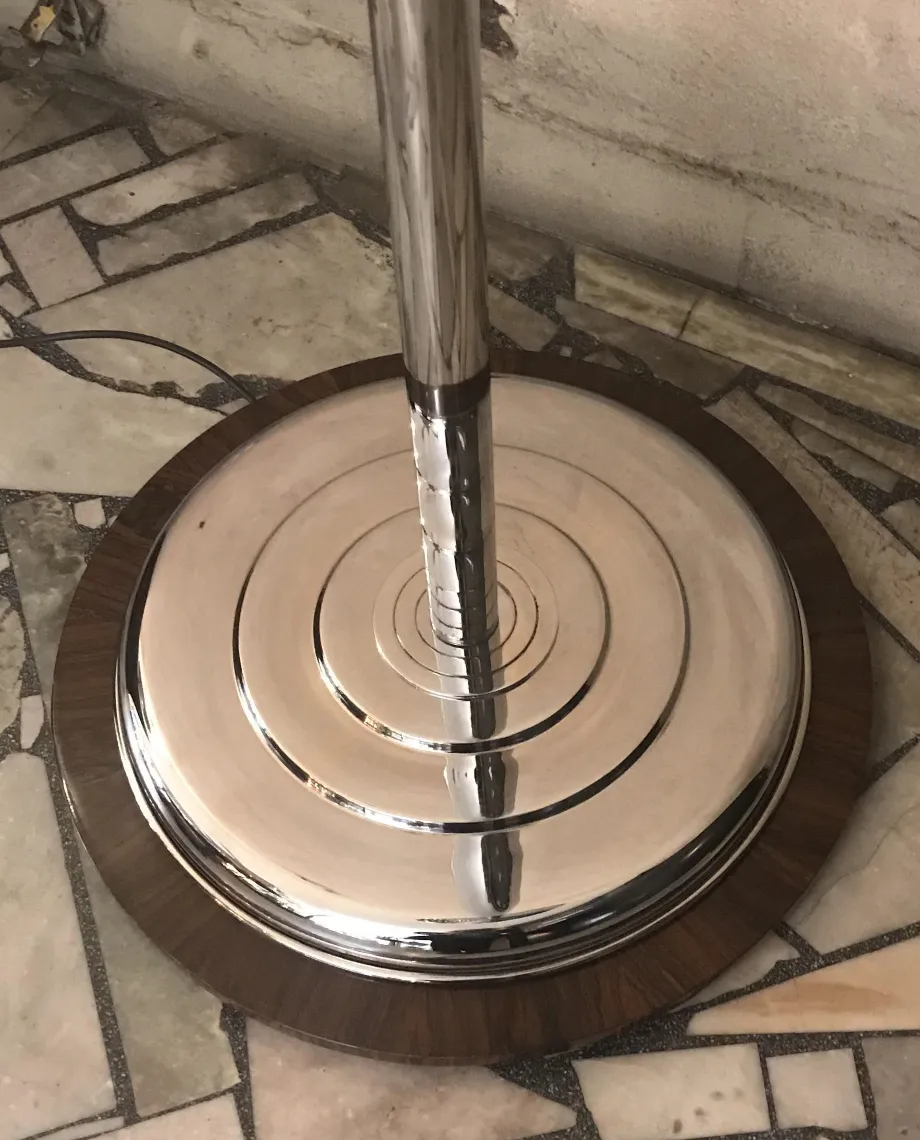 Due lampade da terra antiche con basi rotonde brillanti in un ambiente accogliente.