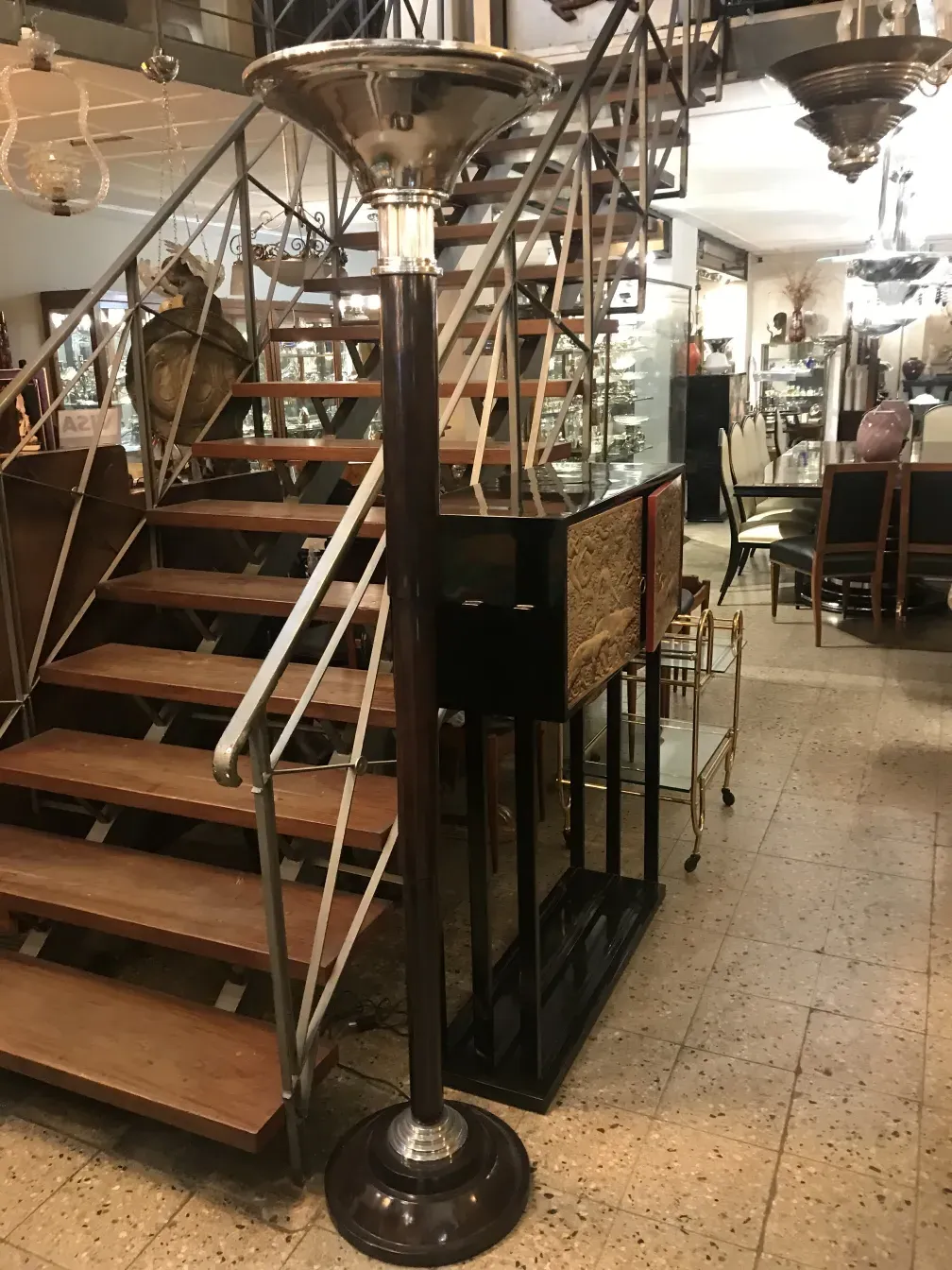 Dos lámparas de pie antiguas con diseños elegantes en un ambiente acogedor.