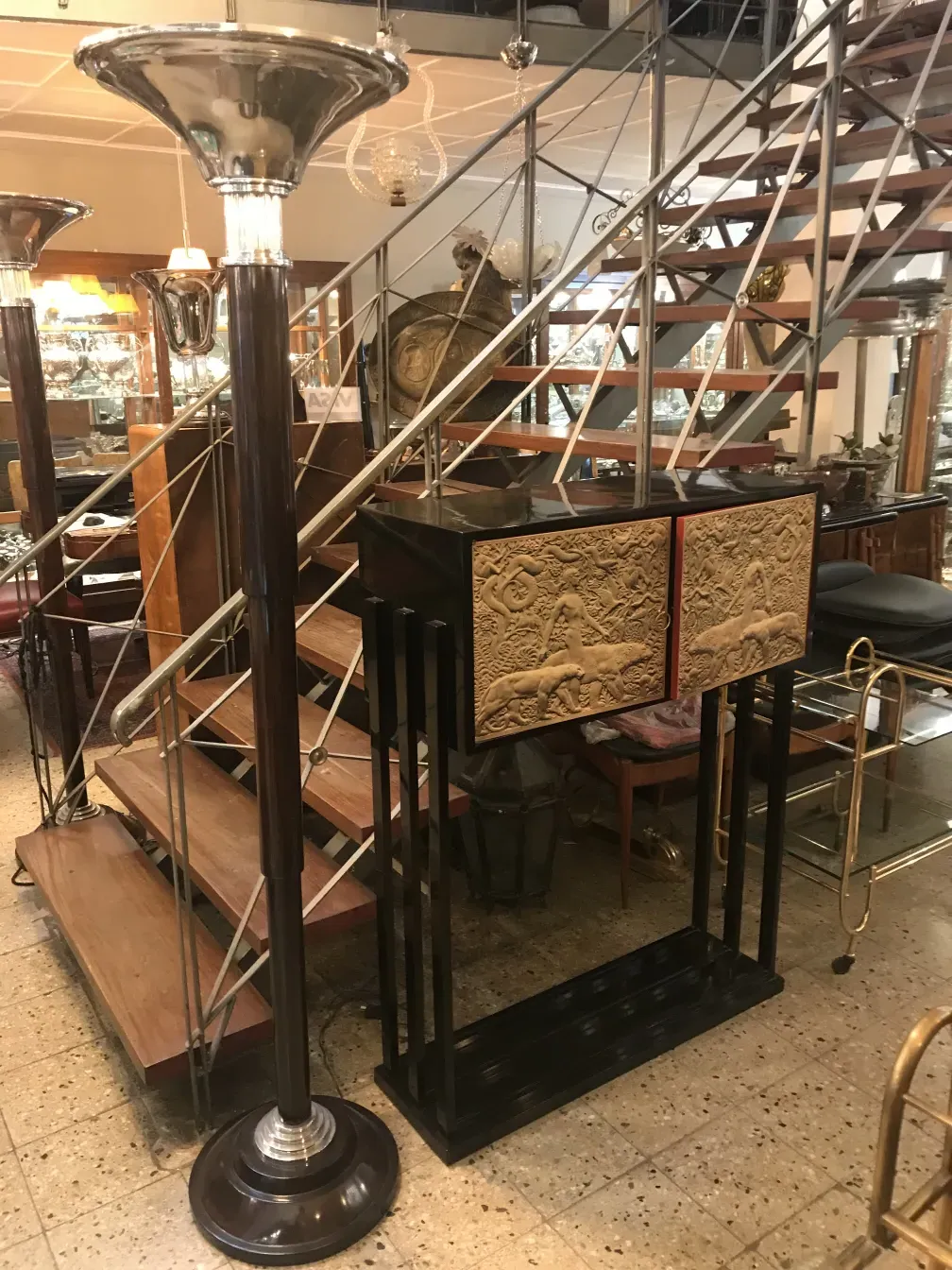 Deux lampadaires antiques, élégants et décoratifs dans un cadre accueillant.