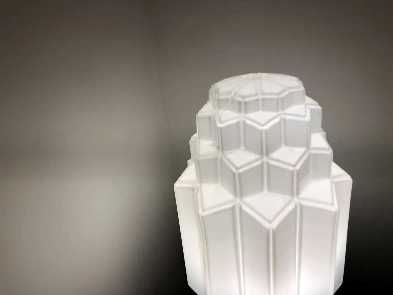 dos lámparas de pie antiguas con diseño elegante y geometrías modernas en un entorno neutro