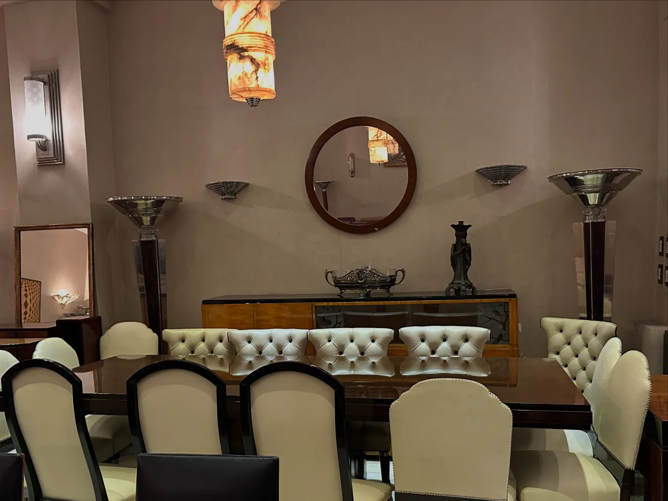 2 lámparas de pie antiguas en un entorno moderno con detalles decorativos