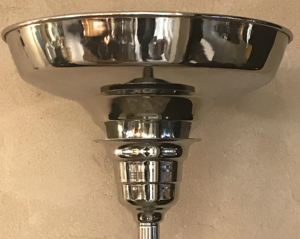 Vue de 2 lampadaires anciens avec des bases brillantes et des détails élégants.