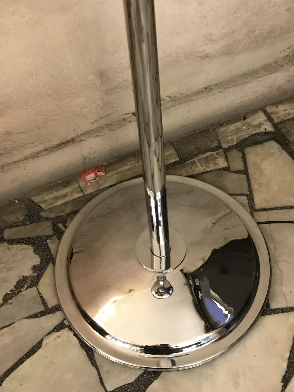 due lampade da terra antiche con finitura lucida in un ambiente neutro.