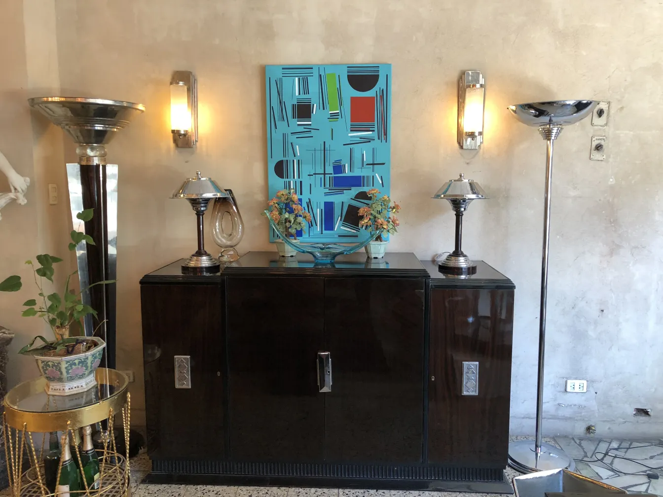 Zwei antike Stehleuchten neben einem eleganten Sideboard