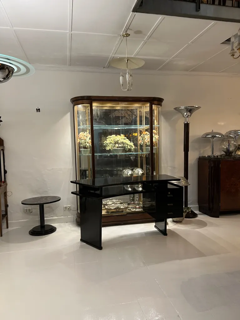 Ensemble de 2 lampadaires anciens avec un design élégant, faisant partie d'une décoration classique.