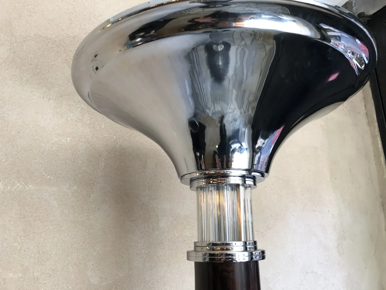 2款古董落地灯的俯视图，闪亮优雅的设计，背景浅色