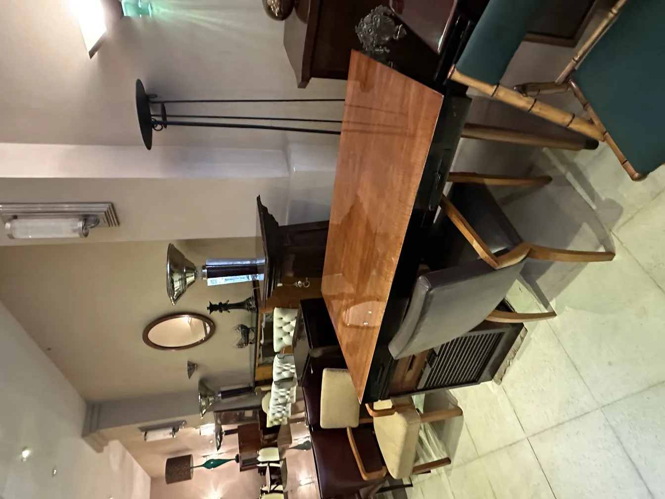 duas lampadas de piso antigas e elegantes em um ambiente aconchegante