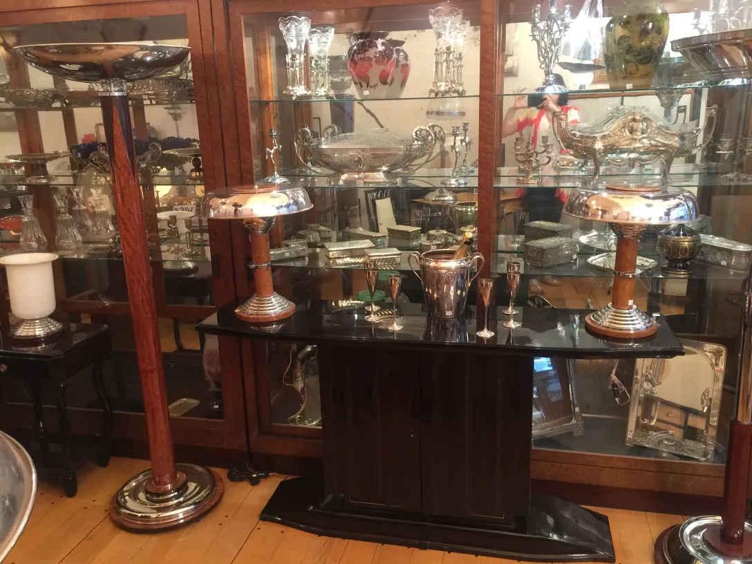 deux lampadaires anciens dans un environnement avec d'autres objets