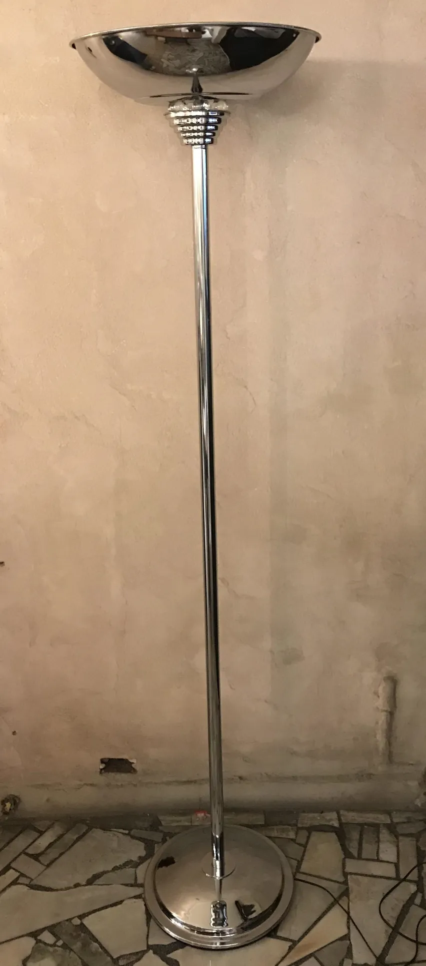 duas lâmpadas de piso antigas com design elegante em um ambiente acolhedor