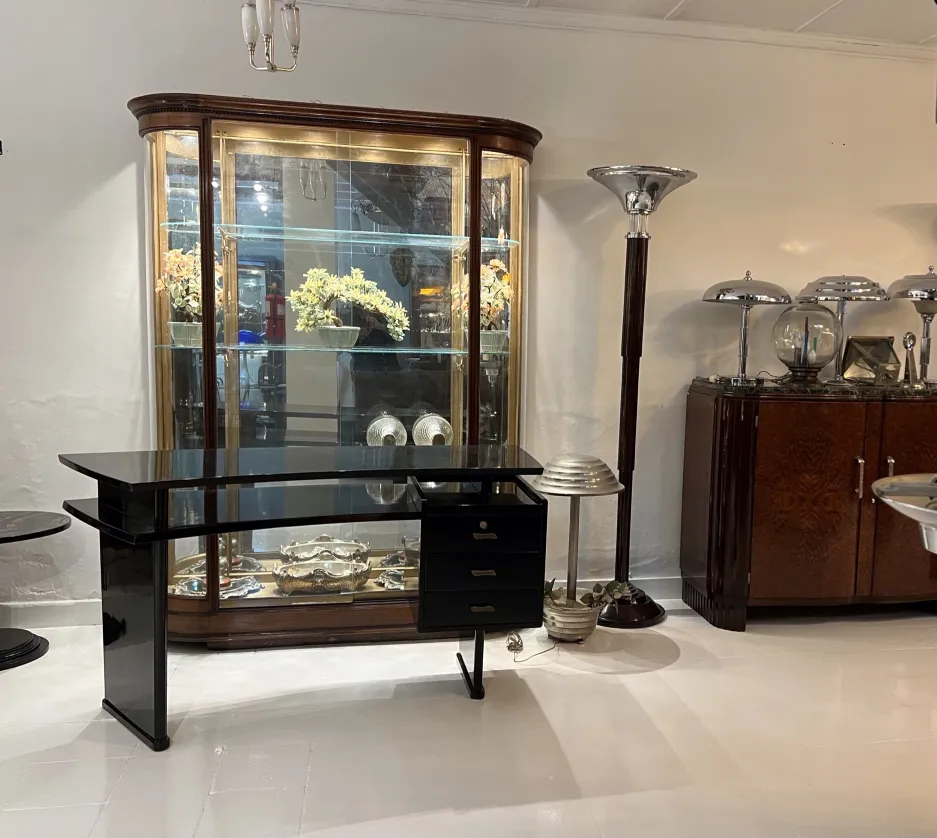 Conjunto de duas lampadas de piso antigas em uma sala elegante, destacadas ao lado de móveis vintage.