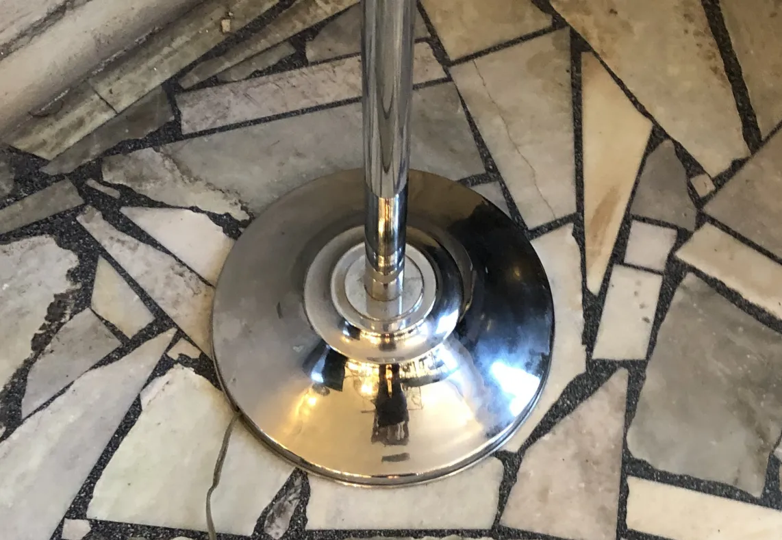 duas lâmpadas de piso antigas com base brilhante em ambiente elegante.