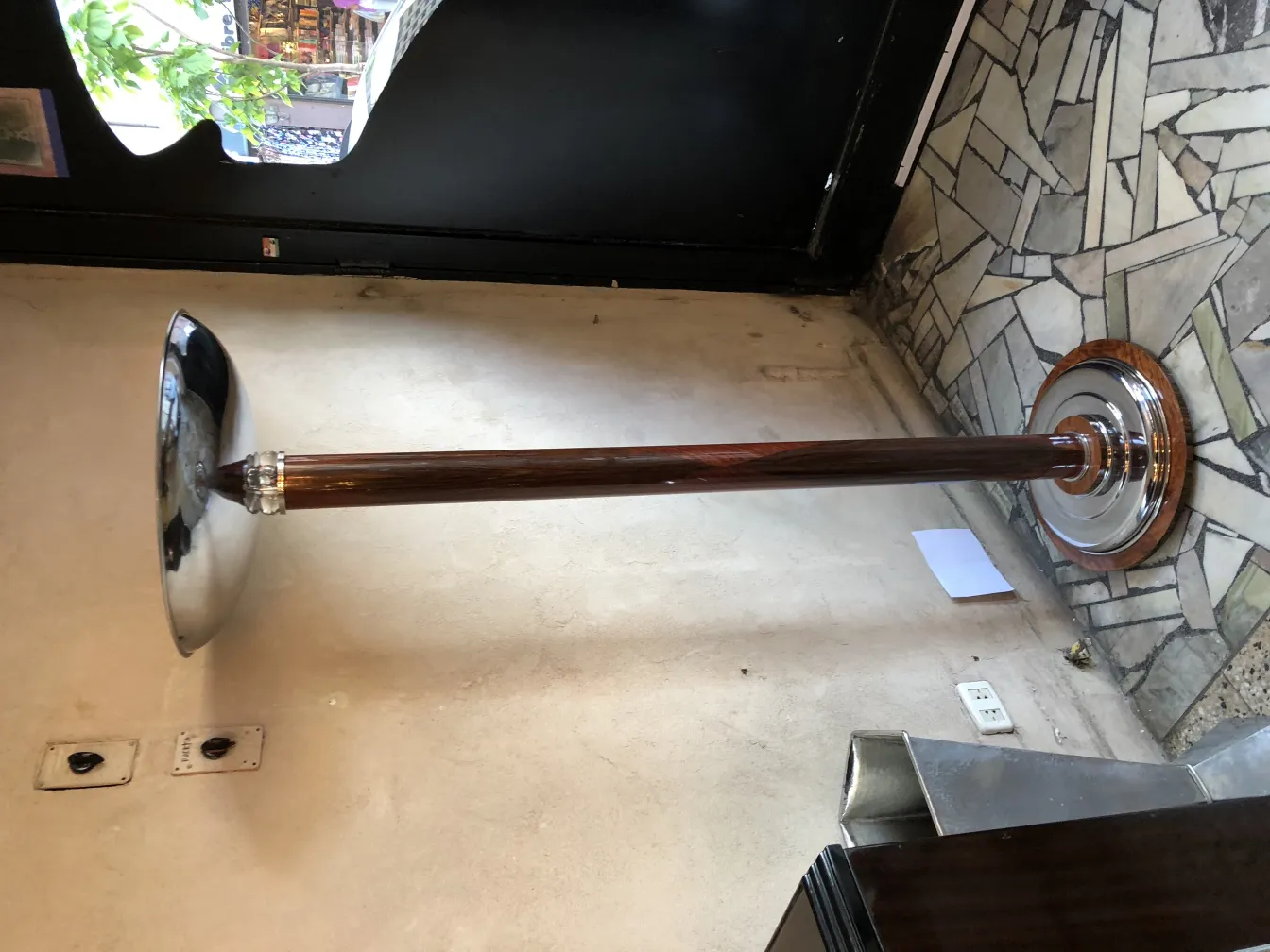 deux lampadaires antiques avec base décorative dans un cadre chaleureux