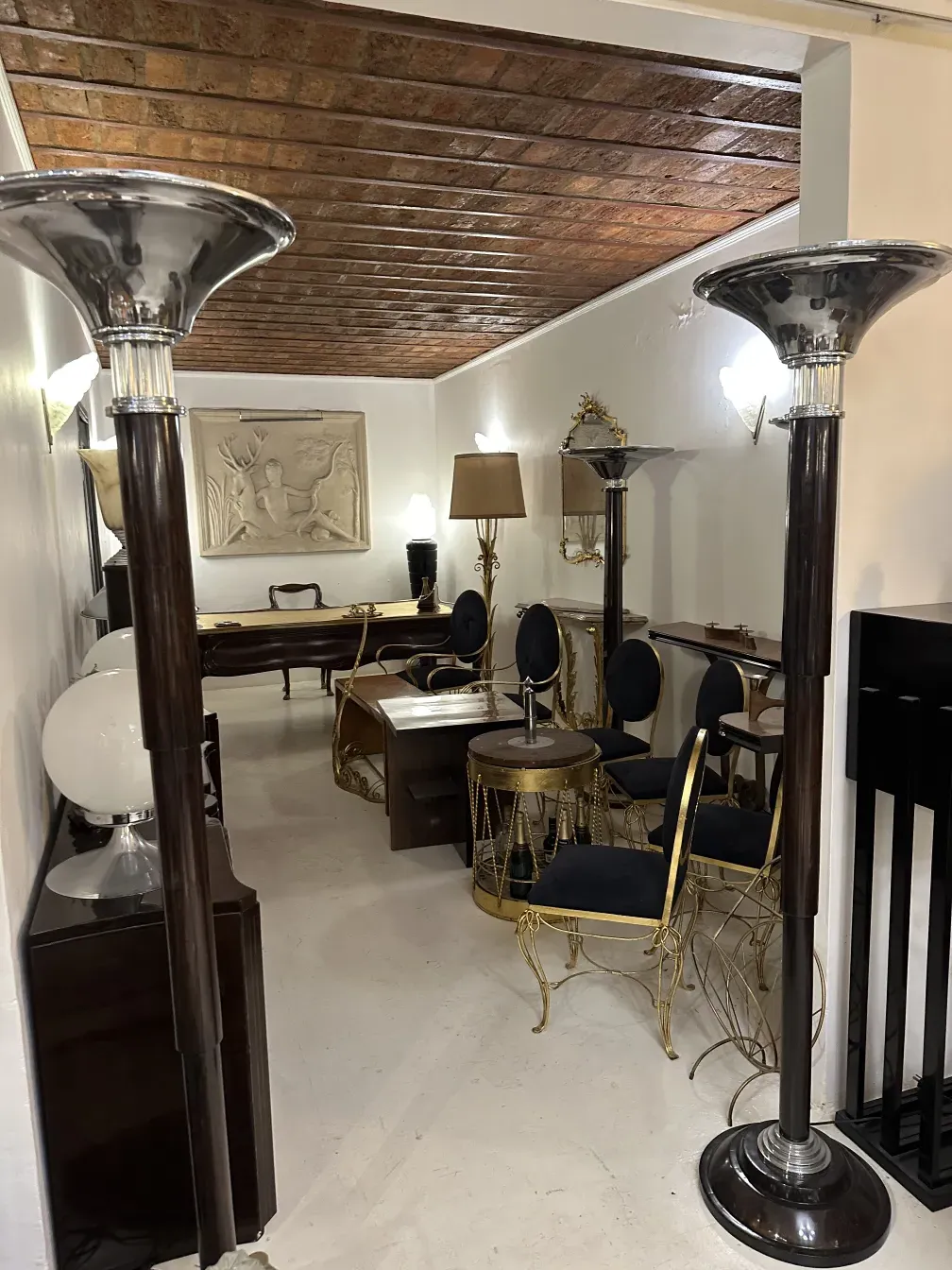 Ensemble de 2 lampadaires anciens dans une pièce avec des meubles.