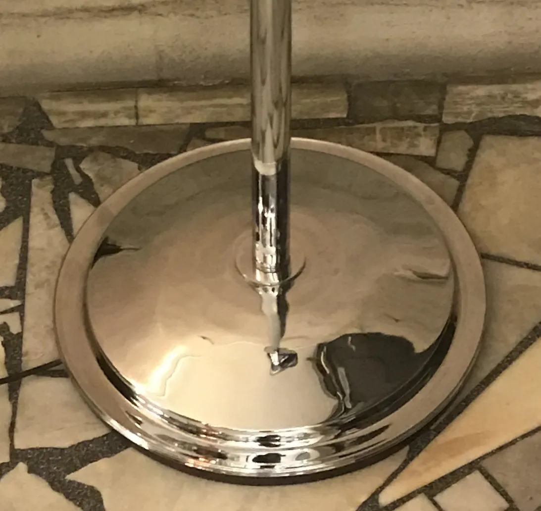 détail de 2 lampadaires anciens, mettant en valeur la base brillante