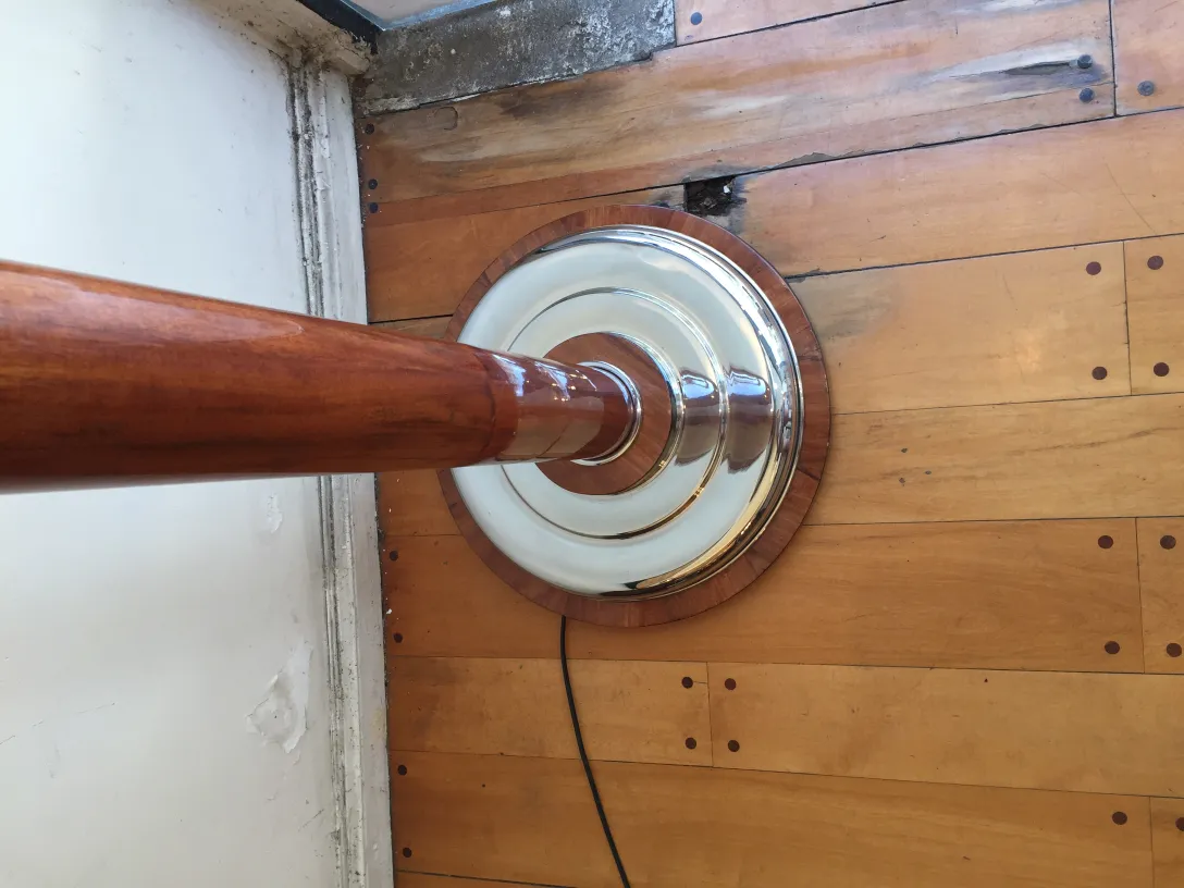 Vue de dessus de lampadaires antiques avec base décorative dans un cadre confortable