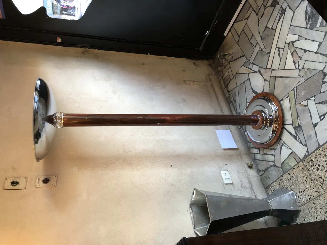 Due lampade da terra antiche con design elegante, decorano un ambiente accogliente.